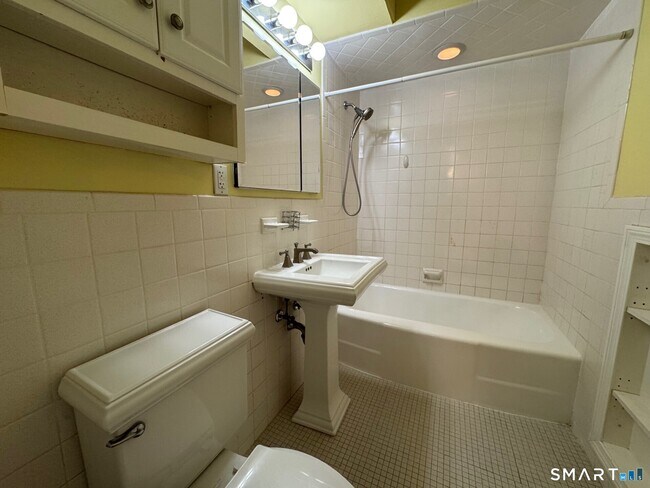 Building Photo - 887 Farmington Ave