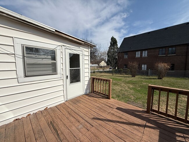 Building Photo - 2 Bedroom fenced yard with BONUS Room