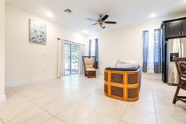 Building Photo - 520 Nogales Ct