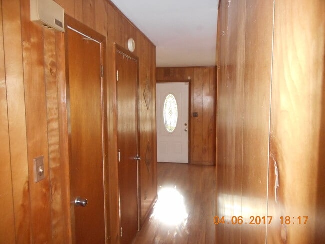 Building Photo - 2115 Flipper St