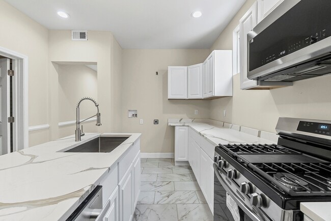 Building Photo - 4704 W Monroe St