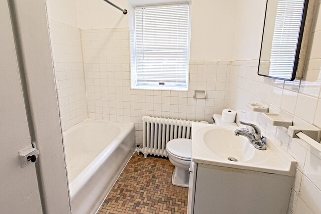 Building Photo - 3 bedroom, 1 bath charming townhome in Wilmington