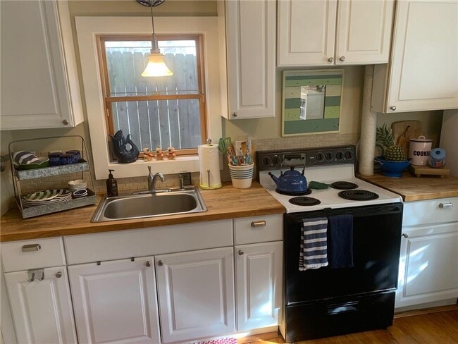 Building Photo - 28 Bacheller St