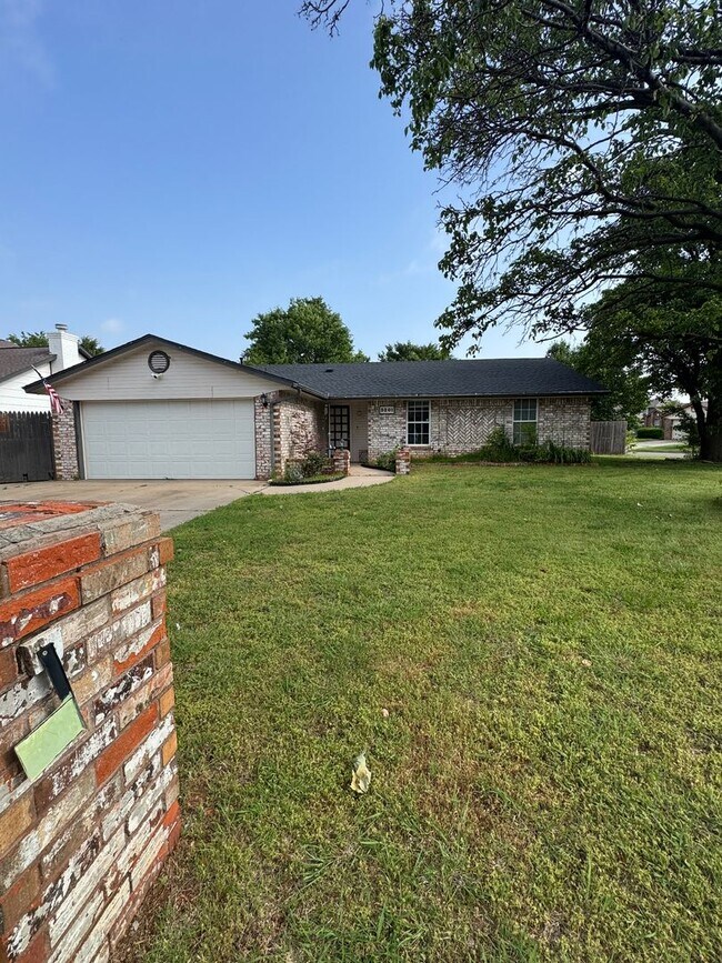 Building Photo - 3 bedroom, 2 bathroom, 2 car garage in Sou...
