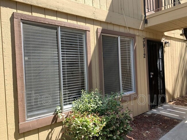 Primary Photo - 3912 W Meadow Ave