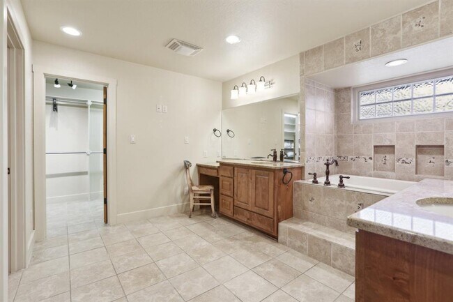 Building Photo - 6211 Acacia Dr