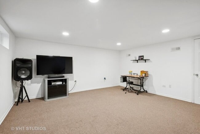 Building Photo - 161 Village Ct