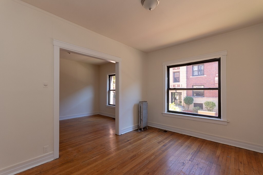 Building Photo - 832 W Waveland Ave