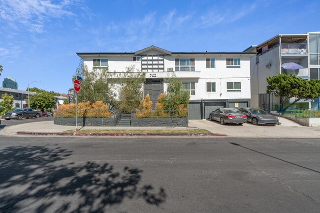 Building Photo - 3850 W 7th St