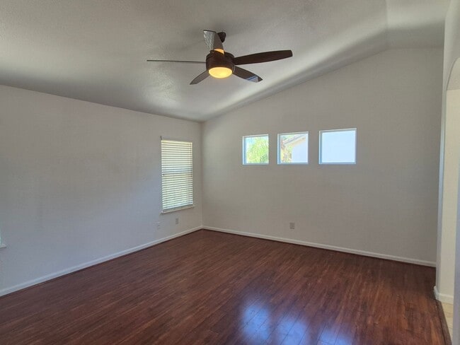 Building Photo - 5 Bedroom 3 bath Home