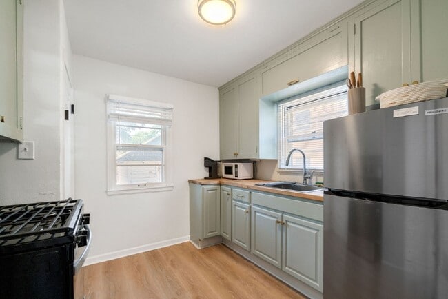 Building Photo - "Fully Furnished Monthly Rental - Newly Remodeled 2 bed Old Town bungalow "