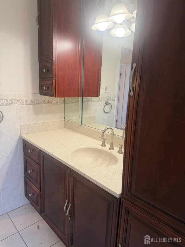 Building Photo - 13 Oakwood Dr