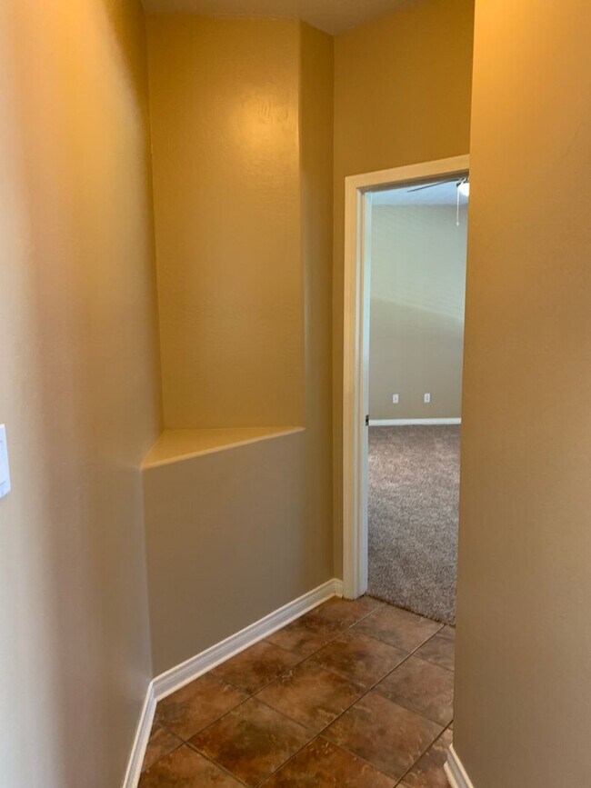 Building Photo - River Oaks Area Stockdale Highway & Buena Vista 93311 4+2 $2600