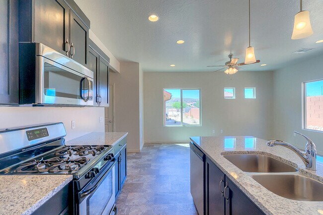 Building Photo - 4 Bedroom End Unit in Sienna Hills! Small Dog Friendly!