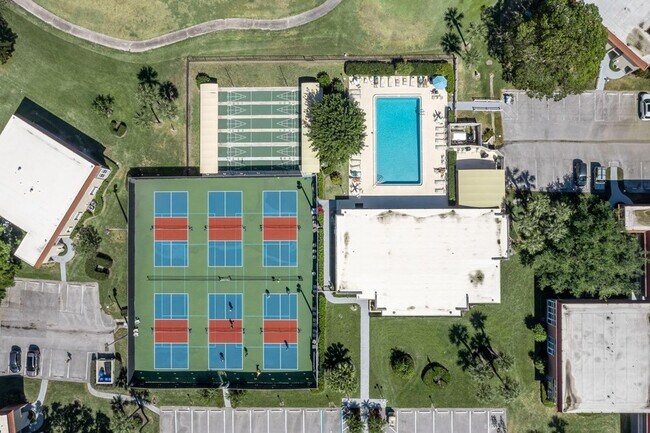 Building Photo - 53 Woodland Dr