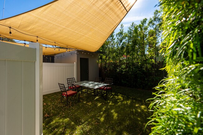 Building Photo - 10930 Oro Vista Ave