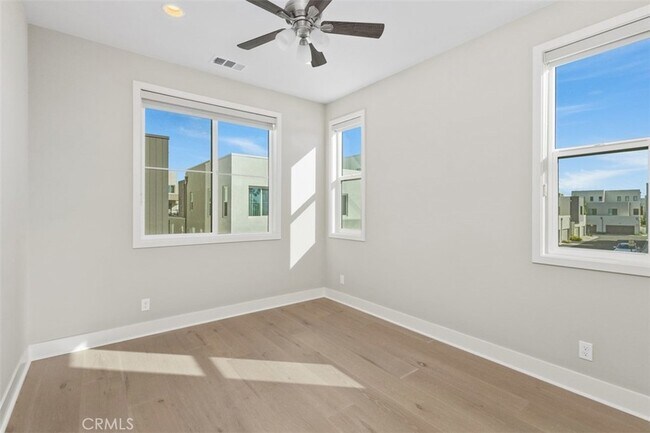 Building Photo - 157 Novel