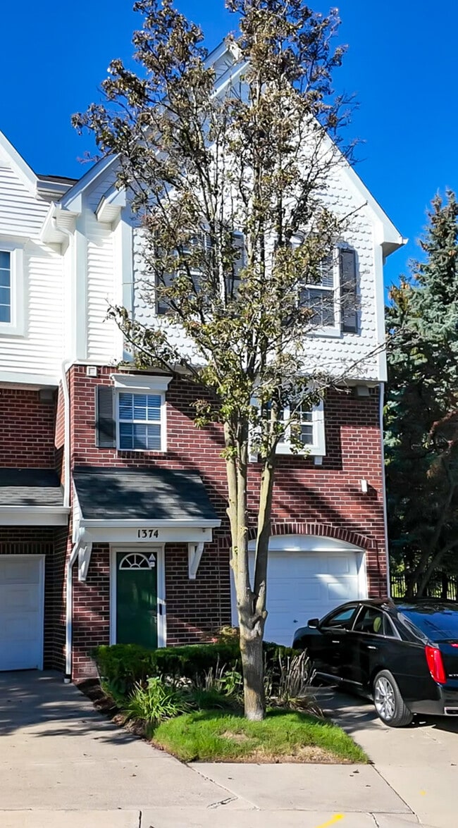 Building Photo - 1374 Village Dr