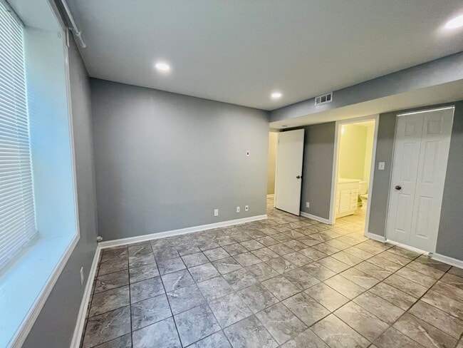 Building Photo - CHARMING CONDO IN STAFFORD!