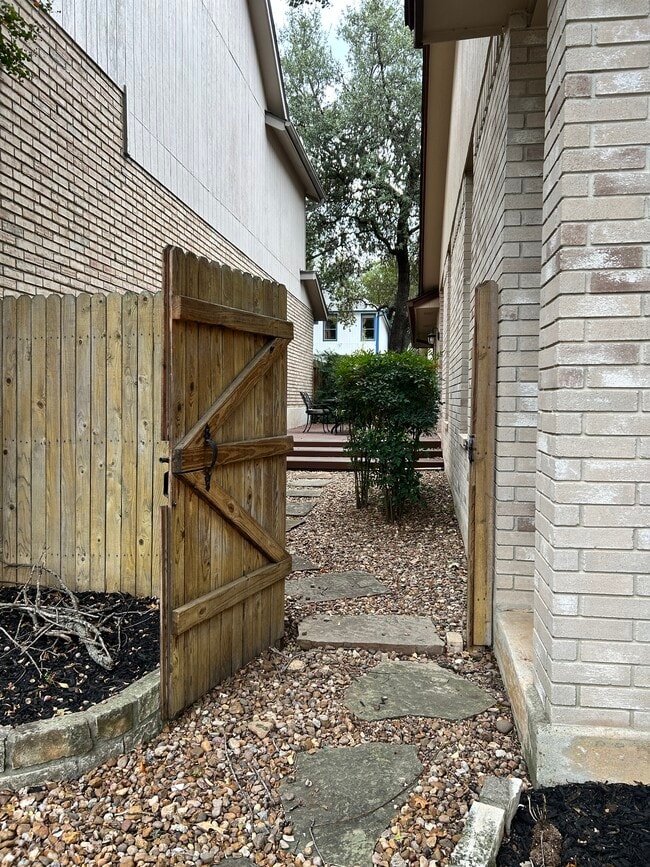 Building Photo - 5706 Quail Crown