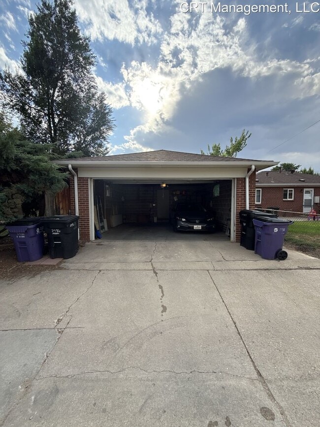 Building Photo - Charming 2-Bedroom Duplex in the Heart of ...