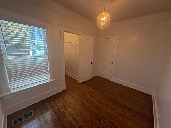 "Maids Quarters" Downstairs 2 - 713 S Bronson Ave