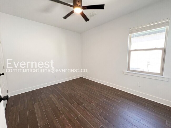 Building Photo - 3 Bed, 2 Bath Home with Fenced Yard & Garage / Available Now!