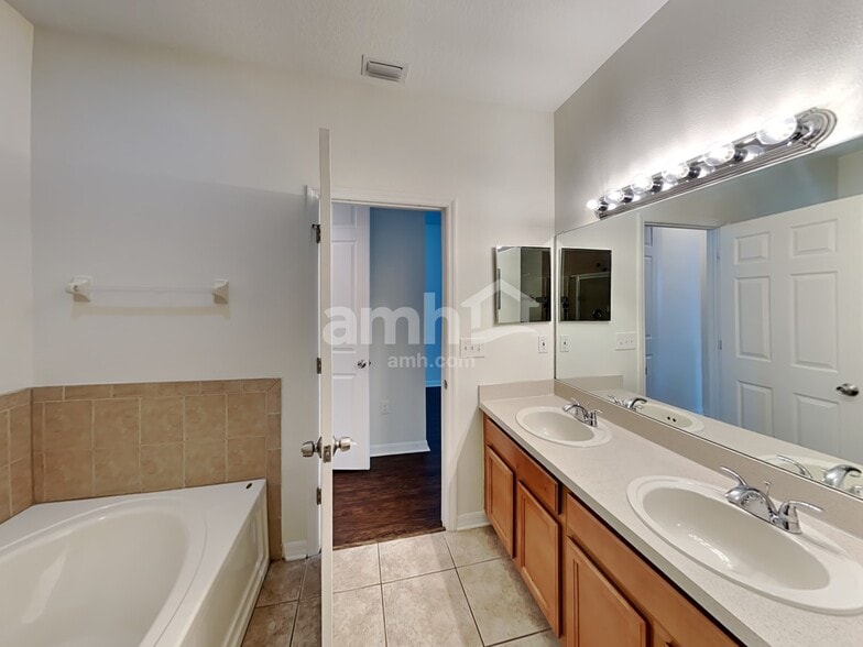 Building Photo - 6019 Blue Sage Dr