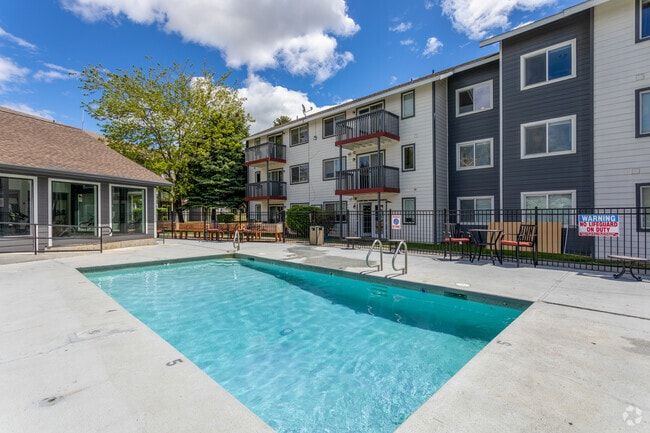 Outdoor Pool - Timberline on the Green