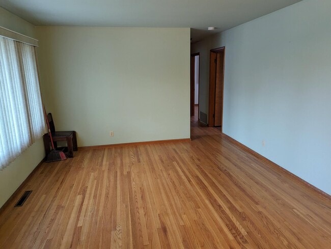 Building Photo - 9 Glenview Dr