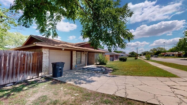 Building Photo - ALL TILE HOUSE MINUTES AWAY FROM FORT HOOD!