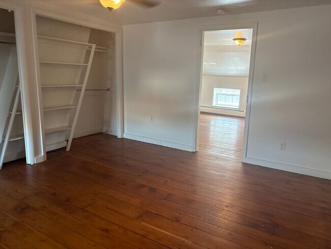 Building Photo - 1-2 Bedroom 3rd Floor Apartment Across from Central Market in Downtown York