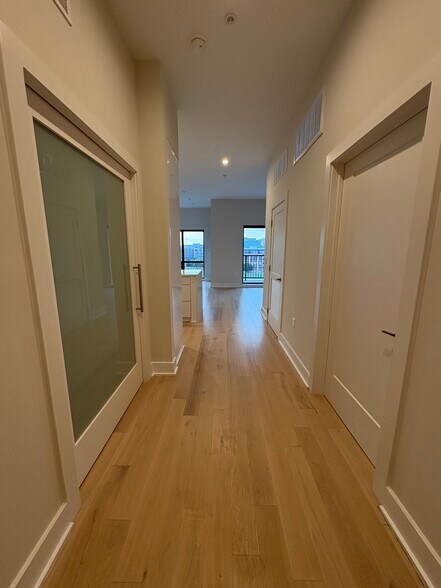 Building Photo - 701 Swann Ave