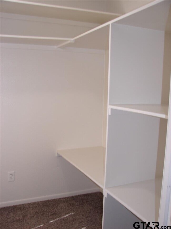 Building Photo - 423 Top Hill Dr