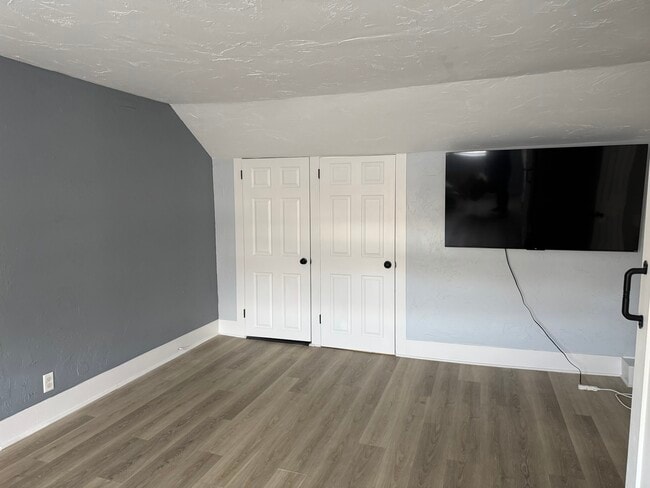 Building Photo - 6th/Grant upper