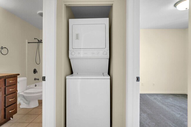 Building Photo - Great 2/1 condo close to SDSU and Colina Del Sol Park!