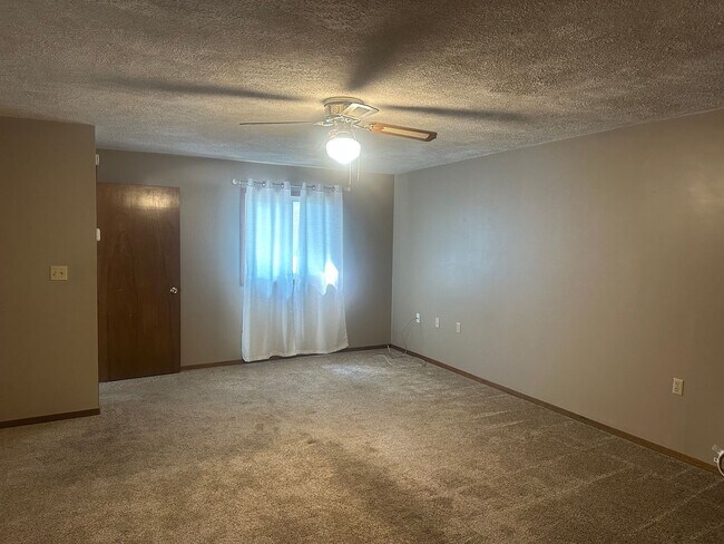Building Photo - 537 Memorial Dr
