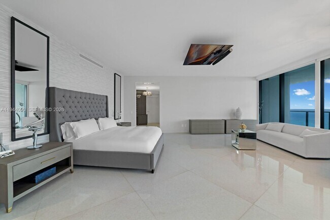 Building Photo - 18555 Collins Ave