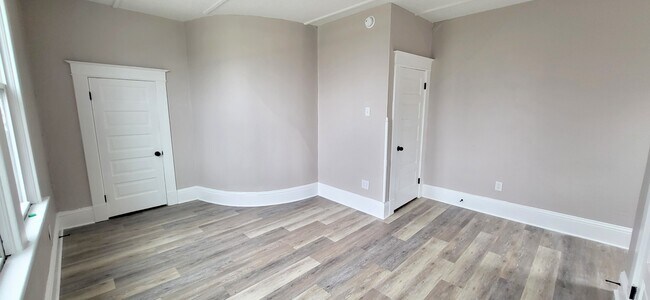 Building Photo - 1326 E Pontiac St