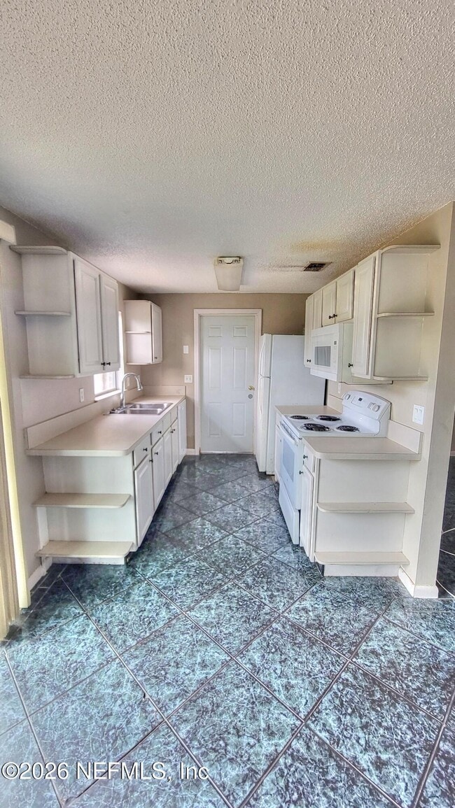 Building Photo - 2472 Fernside Rd