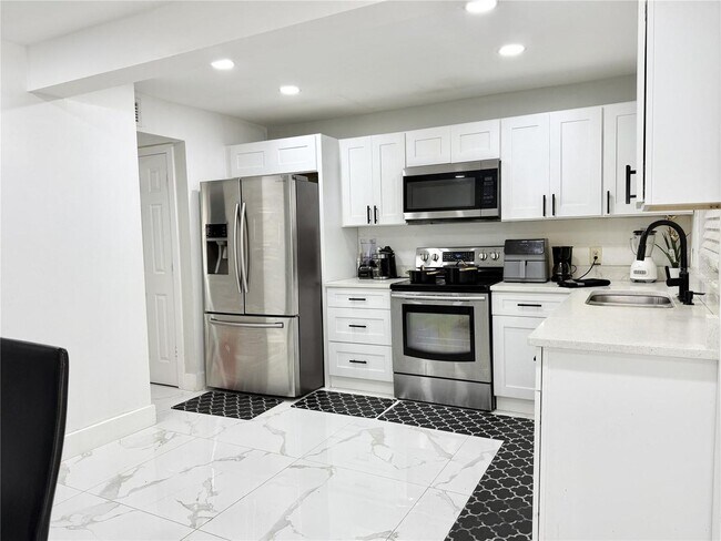 Building Photo - 5118 Tennis Ct Cir