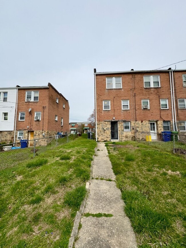 Building Photo - Modern 2-Bedroom Townhome with Spacious Ya...