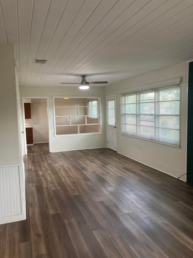 Building Photo - 1635 River Oaks Dr