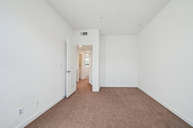 Building Photo - 11048 Luminate Dr