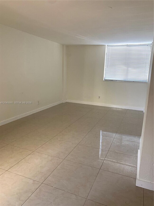 Building Photo - 2715 Tigertail Ave