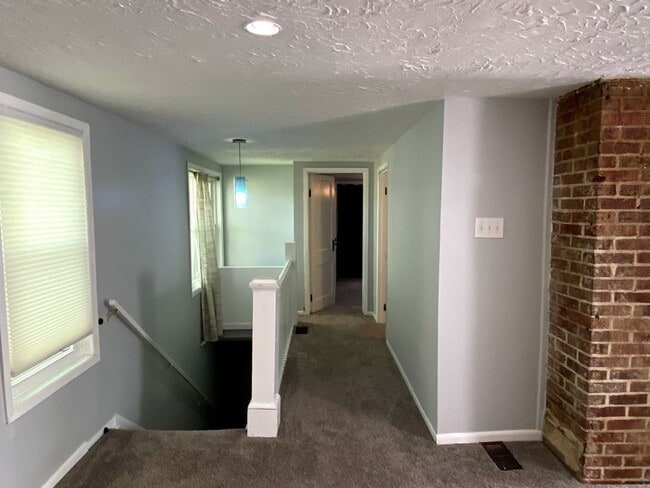 Building Photo - Nice 2 bedroom 1 Bath Upper Unit in Quiet area