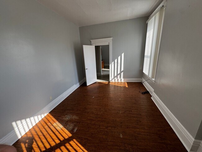 Building Photo - Large 2 Bedroom Apartment