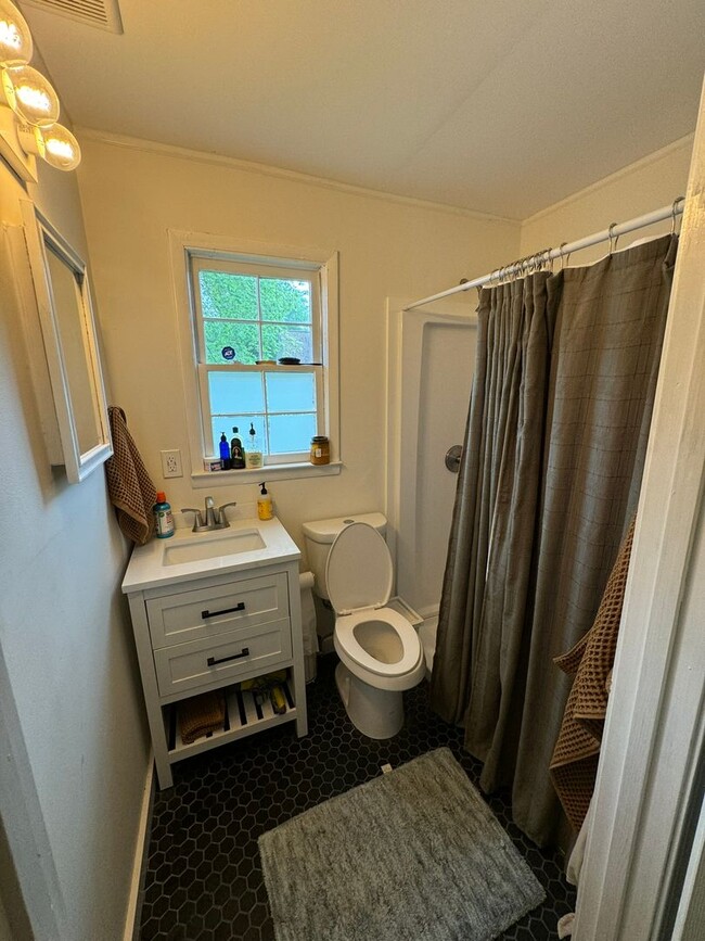 Building Photo - Updated 3bed/2bath House with Older Charm!