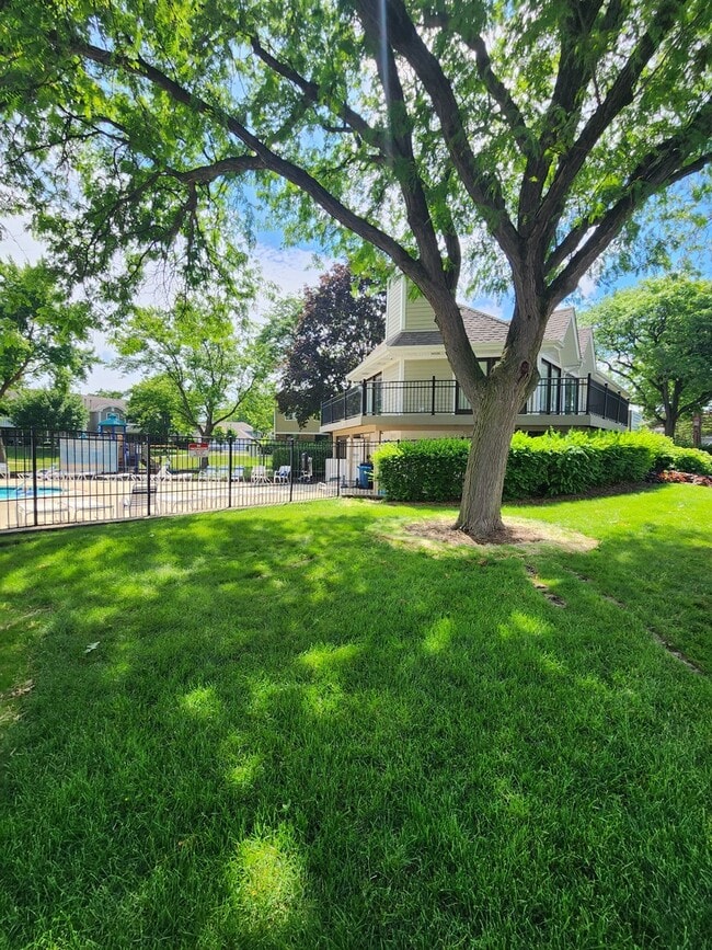Building Photo - 220 Hawthorne Ct