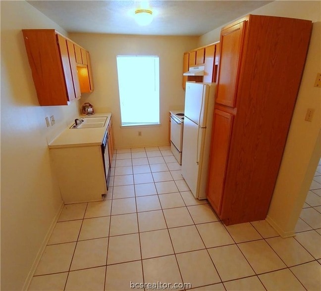 Building Photo - 701 San Saba Dr